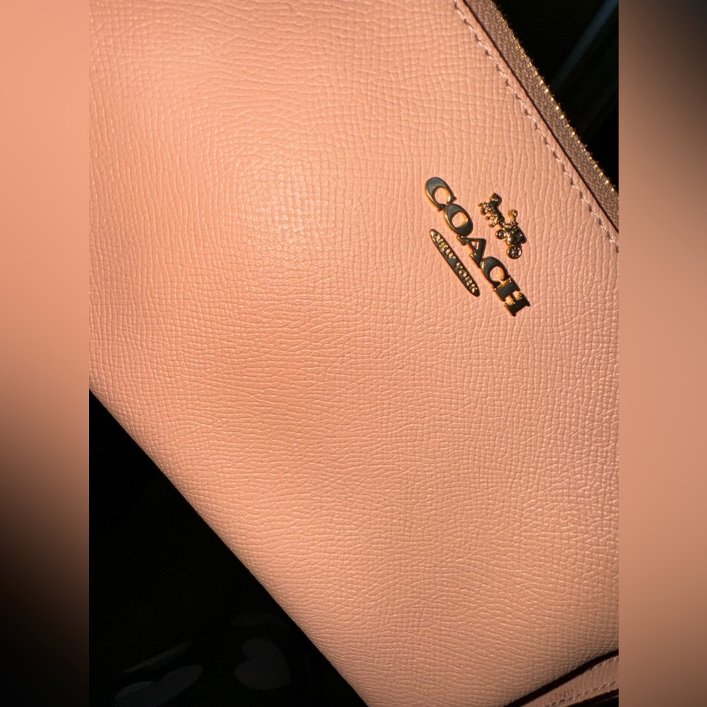 COACH  Zip Wristlet Coral🪸used but in perfect conditions and clean